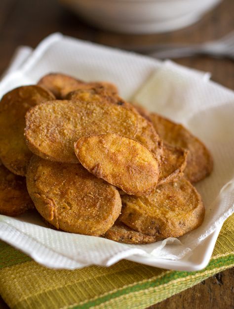 Crispy Potato Mojos...  4 Potatoes (1/4" sliced), 1 c. Milk, 1½ c. Fried Chicken Breading Mix (Oven Fry*or homemade), Oil for frying... Heat 1-2 c. oil (1" deep) over MED heat. Dip spuds in milk & mix. Fry 2-3 min/side; Drain. Potato Mojos, Mojo Potatoes, Pinch Of Yum, Crispy Potatoes, Fries In The Oven, Sliced Potatoes, Potato Dishes, Fried Food, Save Food