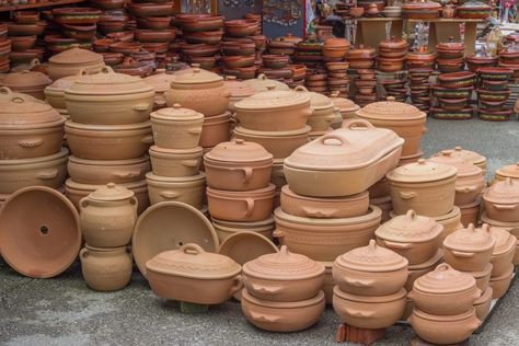 Why This Classic Cooking Clay Pot Should Be A Staple for Every Indian Kitchen - Patel Brothers Clay Pot Cooking Recipes, Clay Cooking Pots, Portuguese Pottery, Chicken Handi, Indian Ceramics, Cooking Over Fire, Traditional Indian Food, Dum Biryani, Chicken Korma