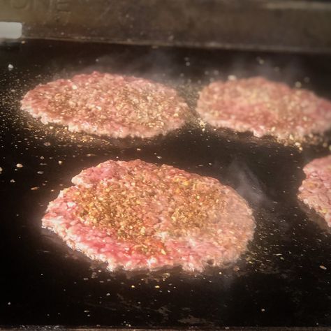 What is a Smashburger and How To Cook A Smash Burger On The Blackstone Griddle - Grilling Montana Blackstone Burgers, Smash Burger Sauce, Outdoor Griddle Recipes, Brisket Burger, Griddle Cooking Recipes, Smash Burger Recipe, Burger Side Dishes, Things To Cook, Smash Burgers