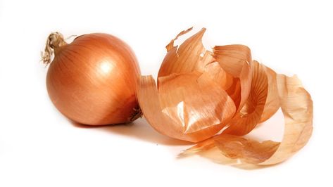 5 Ways Onion Skins Can Boost Your Health - Woman's World Onion Skin, Healthy Heart Tips, Skin Tea, Improve Nutrition, Holistic Diet, Boost Immunity, Broth Recipes, Skin Food, Lower Cholesterol