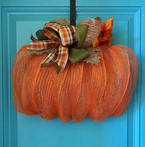 Pumpkin Mesh Wreaths, Pumpkin Wreath Tutorial, Deco Mesh Pumpkin, Pumpkin Wreath Diy, Clothespin Wreath, Fall Mesh Wreaths, Fall Deco Mesh Wreath, Easy Fall Wreaths, Fall Pumpkin Crafts