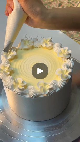 Simple Round Cake Designs, 8 Inch Cake, Couture Cakes, Popular Videos, Cake Designs, Cake, Design