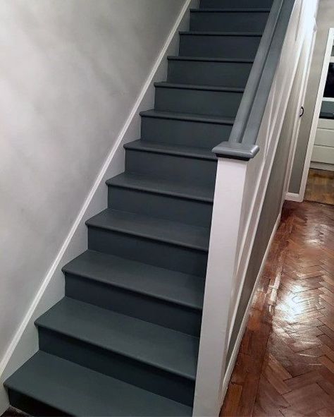 Grey Painted Stairs, Painting Wooden Stairs, Painted Stairs Ideas, Painted Wood Stairs, Stair Railing Makeover, Indoor Stairs, Diy Staircase Makeover, Stairs Colours, Gray Stairs