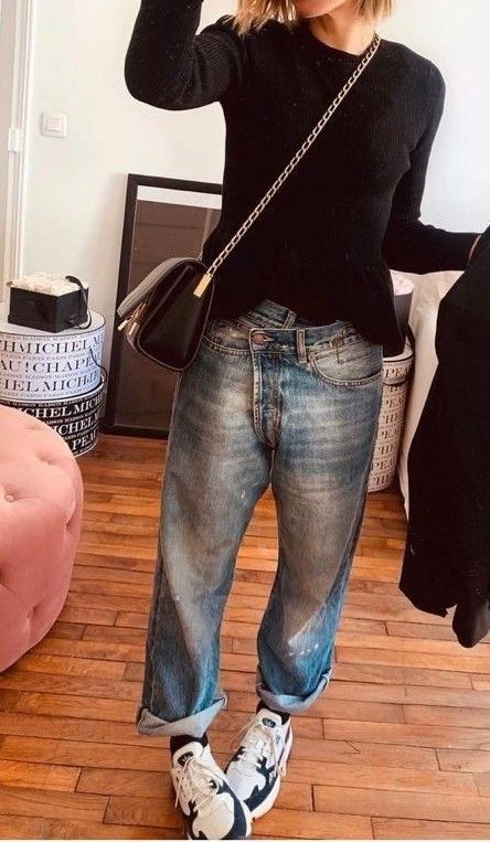 Black Jean Shirt Outfit, Outfit For A Gig, Woman Styles Fashion, Jeans Outfit For Fall, Boyfriend Jeans Work Outfit, Tshirt Looks Women, Black Carpenter Jeans Outfit, Over 40 Fashion 2024, Chic Baggy Jeans For Workwear