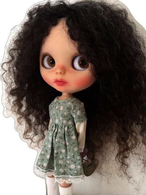 Curly Blythe Doll, Curly Hair Blythe Doll, Blythe Doll Curly Hair, Hair Icon, Black Curly Hair, Pretty Stuff, Blythe Doll, Look Alike, Porcelain Dolls