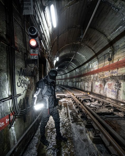 Robot Apocalypse Aesthetic, Black Techwear For Urban Adventures, Techwear Warcore, Techwear Mask Aesthetic, Techwear Gas Mask, Exploring Outfit, Techwear Aesthetic, Street Goth, Urban Ninja