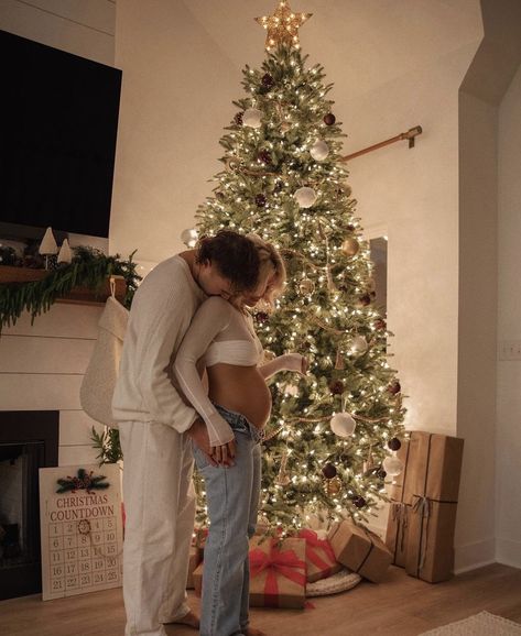 Maternity Christmas Pictures, Christmas Pregnancy Photos, Pregnancy Announcement Photoshoot, Pregnancy Announcement Ideas, Baby Announcement Photoshoot, Maternity Photography Poses Pregnancy Pics, Pregnant Baby, Baby Announcement Pictures, Couple Pregnancy Photoshoot