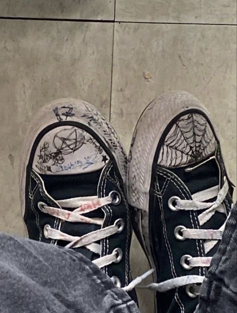 Converse Drawing, Doodle Shoes, Diy Converse, Alt Shoes, Custom Converse Shoes, Converse Design, Grunge Shoes, Converse Aesthetic, Custom Sneakers Diy