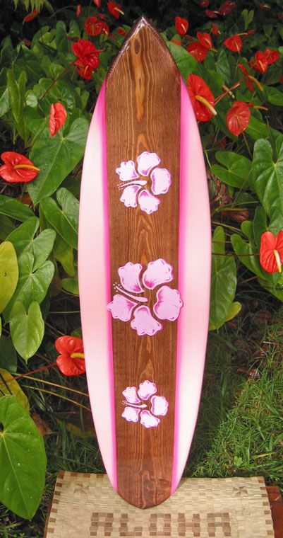 Cute Surf Boards, Cool Surf Board Designs, Surfing Board Designs, Pink Surfboard Aesthetic, Surfboard Painting Ideas, Cute Surfboards, Pretty Surfboard, Cool Surfboard Designs, Surf Boards Designs