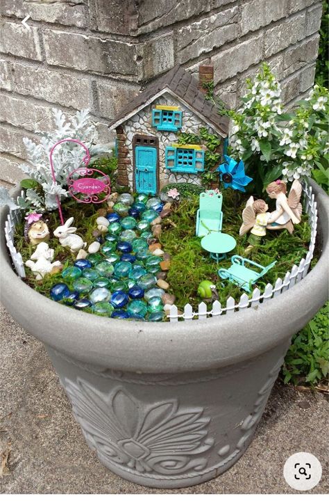 Outside Fairy Garden Ideas, Easy Fairy Garden Ideas, Small Home Garden, Kids Fairy Garden, Fairy Garden Containers, Fairy Garden Pots, Fairy Garden Plants, Garden Art Diy Easy, Fairy Garden Designs