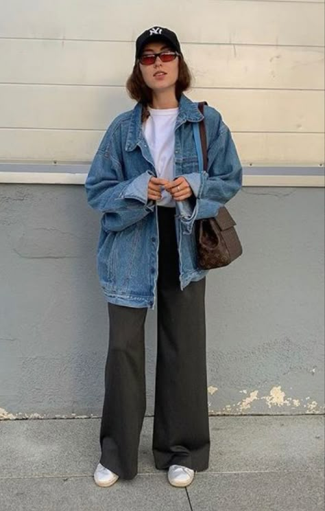 Denim Jacket Outfit Midsize, Blue Jean Jacket Outfits Spring, Oversize Denim Jacket Outfit, Dark Denim Jacket Outfit, Denim Jacket Outfit Winter, Blue Jean Jacket Outfits, Oversized Denim Jacket Outfit, Winter Jacket Outfits, Light Denim Jacket