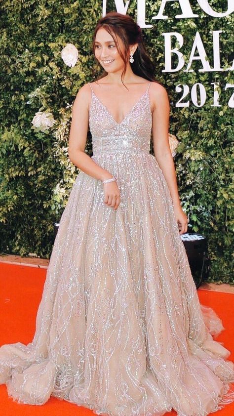 (13) KathNiel at Star Magic Ball, 2017. #patriciasantos Star Magic Ball Gowns, Star Magic Ball, Debut Gowns, Modern Filipiniana Dress, Debut Dresses, Sparkly Gown, Filipiniana Dress, Indian Bride Outfits, Magic Ball