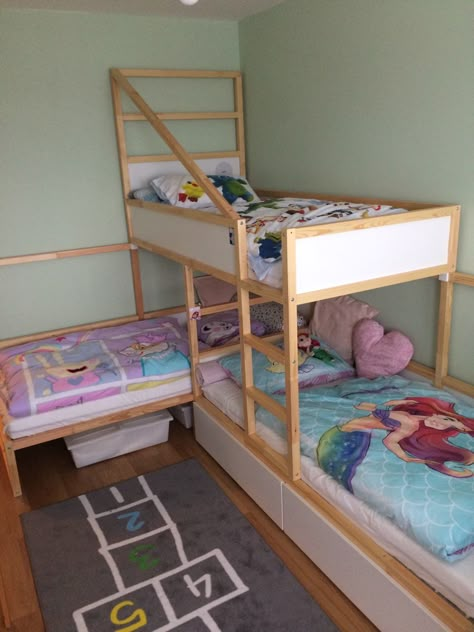 Ikea Kura Triple Bunk Bed, Ikea Triple Bunk Bed Hack, Kura Ikea Bed Ideas, Triple Bunk Beds Plans, 3 Kids Bedroom, Bunk Bed Plan, Cama Ikea, Kids Rooms Shared, Bunk Bed Plans