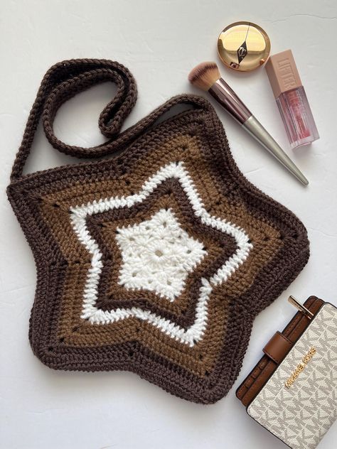 Handmade crochet star shaped tote bag-- for all the celestial lovers. Brown ombré aesthetic just in time for fall <3  ~Message for any color inquiries! Star Crochet Ideas, Crochet Star Purse, Fall Tote Bags Diy, Star Bag Crochet Pattern, Fall Crochet Bag, Crotchet Ideas Projects Crafts, Star Granny Square Bag, Star Aesthetic Clothes, Brown Crochet Ideas