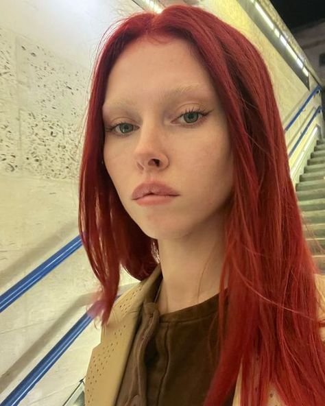 Bleached Brows Red Hair, Red Hair Blonde Eyebrows, Bleached Eyebrows Pink Hair, Red Hair Eyebrows, Red Hair Bleached Eyebrows, No Eyebrow Makeup Look, Dyed Eyebrows Colors, No Eyebrows Aesthetic, No Eyebrows Look