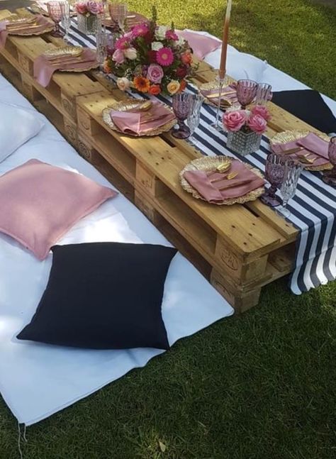 Small Picnic Table Ideas, Pallets Picnic Ideas, Floor Dinner Setup, Palet Table, Small Picnic Table, Picnic Table Party, Tee Pee Tent, Pallet Picnic Tables, Picnic Table Decor