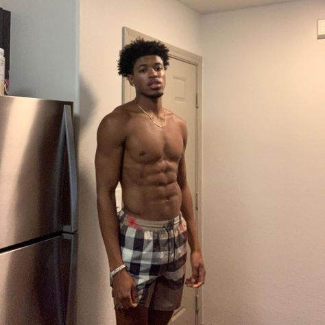 Zaylon Thomas on Instagram: “Summer ‘21” Lean Muscle Men, Lean Body Men, Gym Men Motivation, Male Body Shapes, Light Skin Men, Men Abs, Dark Skin Men, Black Men Hairstyles, Six Pack