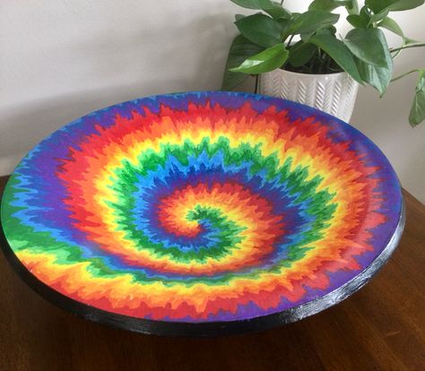 Gorgeous colors on this hand painted, tie dye wooden salad bowl! #tiedye #handpainted #bowl Tie Dye Decor, Tie Dye Painting, Tie Dye Decorations, Painted Bowl, Colorful Bowls, Penguin Ornaments, Tie Dye Hippie, Hand Painted Bowls, Tie Dye Rainbow