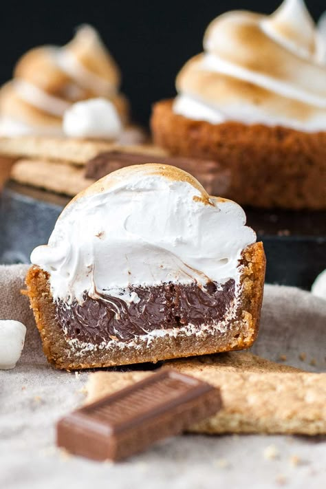 No campfire needed for these S'mores Cookie Cups! Graham cracker cookie cups filled with a Hershey's milk chocolate ganache, topped with toasted homemade marshmallow fluff. | livforcake.com S'mores Cookie Cups, Smores Cookie, Homemade Marshmallow Fluff, Cookie Cups Recipe, Graham Cracker Cookies, Milk Chocolate Ganache, Baked Alaska, Double Chocolate Chip Cookies, Homemade Marshmallows