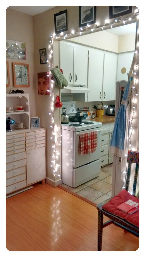 Kitchen Bedroom Studio Small Apartments, Tiny Apartment Kitchen Decor, Kitchen With Fairy Lights, Kitchen Twinkle Lights, Apartment Fairy Lights, Fairy Lights In Kitchen, Kitchen Fairy Lights, Cute Tiny Kitchen, Apartment Kitchen Lighting