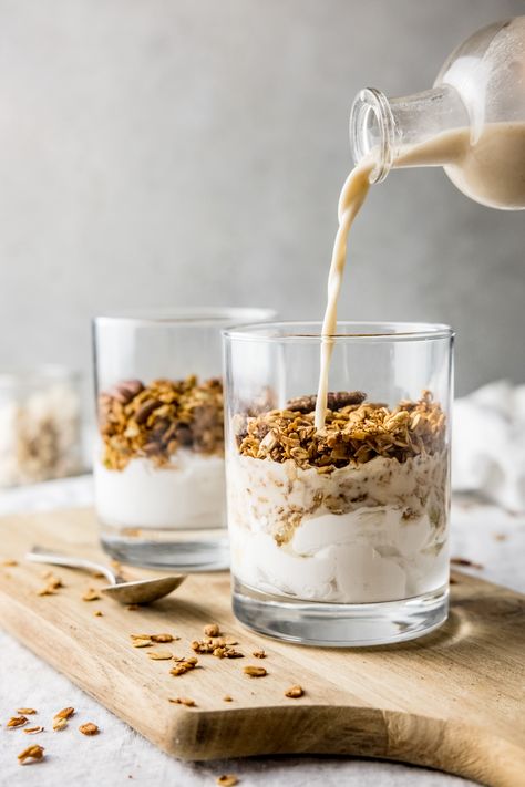 Granola Photography, Spiced Granola, Pecan Milk, Snack Sani, Granola Recipe Healthy, Granola Healthy, Unsweetened Applesauce, Unsweetened Coconut, Gluten Free Oats