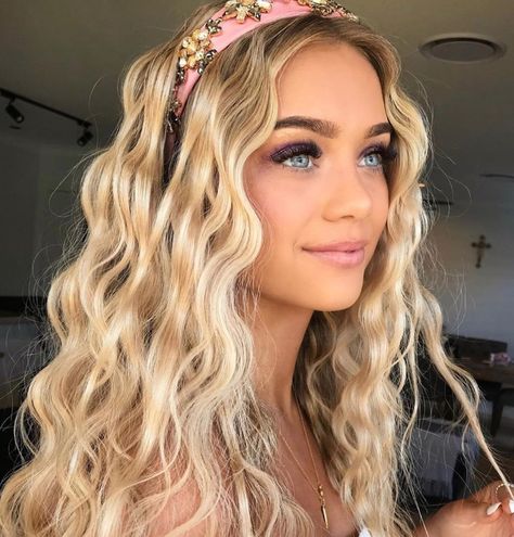 Unless you’ve been living under a rock (or you’ve been avoiding @Instagram the past few months), you know that #crimped #waves are all the rage at the moment. The secret to achieving the sleek, uniform look? A #waveiron.  #Bangstyle #beautytips Long Blonde Wavy Hair Extensions, Mermaid Hair Waves, Mermaid Curls, Beyonce Hairstyles, Short Hairstyle Women, Hairstyles Aesthetic, Crimped Hair, Blonde Waves, Goddess Locs