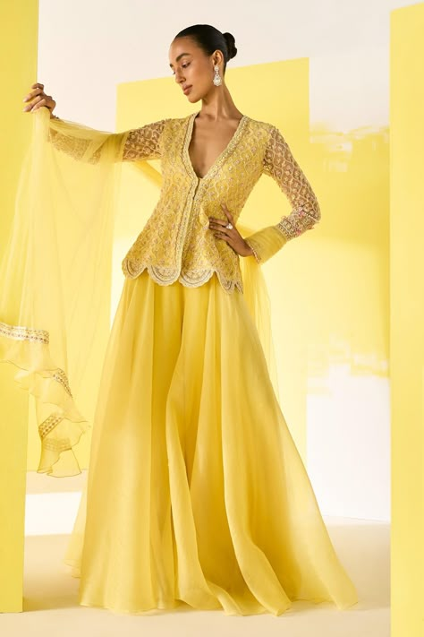 Maxi Dress Net Fabric, Net Sharara, Organza Outfit, Flared Sharara, Haldi Dress, Ridhi Mehra, Sharara Designs, Haldi Outfits, Haldi Outfit