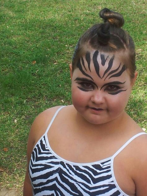 zebra makeup Easy Zebra Makeup, Zebra Makeup Halloween, Giraffe Make Up, Zebra Halloween Costume, Zebra Makeup, Zebra Hair, Dinner Makeup, Zebra Costume, Rock Makeup