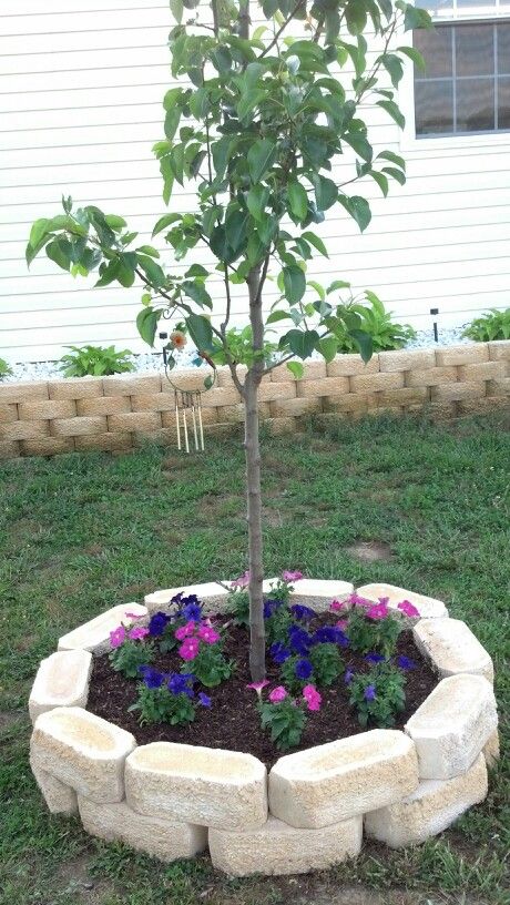 Flower Bed Surrounding Tree, Circular Flower Bed Ideas, Front Yard Appeal, Diy Backyard Deck, Landscape Front Yard, Small Flower Gardens, Landscaping Around Trees, Garden Wall Designs, Aesthetics Art