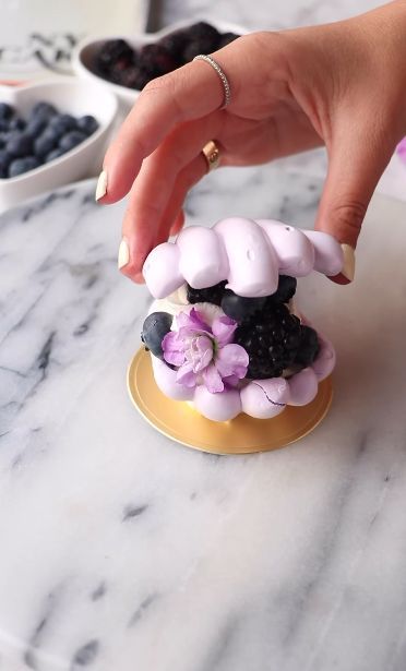 Obsessed with these elegant oyster pavlovas! 😍🦪💜 Soft meringue shells filled with fresh berries and delicate flowers, making them the ultimate luxe dessert for any celebration. Perfect for adding that wow factor to wedding dessert tables or your next fancy gathering. INSPO // @_bellabakes & @mammapavlova Meringue Shells, Summer 2000s, Burger Pizza, Food Burger, Wedding Dessert Table, 2025 Wedding, Candy Floss, Wedding Dessert, Delicate Flowers