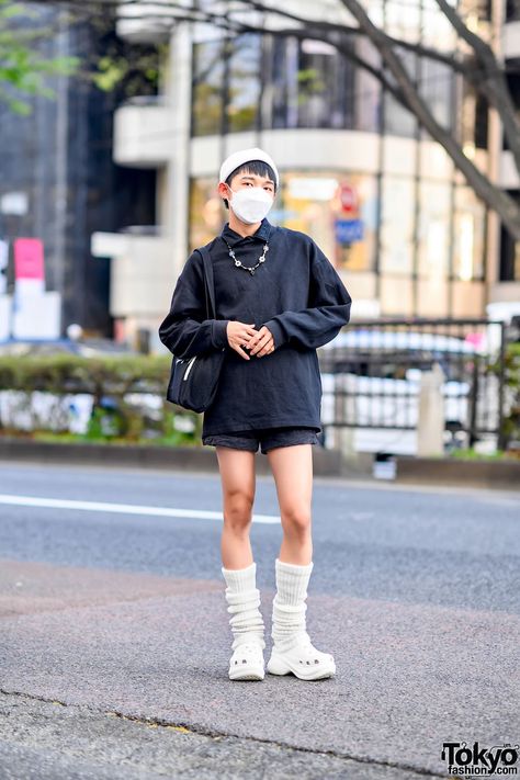 Platform Crocs With Socks, Socks And Crocs Outfit, Loose Socks Outfit, Crocs Boots Outfit, Crocs Outfit Winter, Crocs Fashion Street Styles, Harajuku Style Outfits, Ethereal Architecture, Crocs With Socks