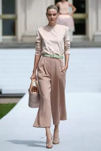 Neutral Color Outfits, Work Appropriate Outfits, Khaki Pants Outfit, Make Up Studio, Color Outfits, Polished Casual, Effortlessly Chic Outfits, Outfit Trends, Neutral Outfit