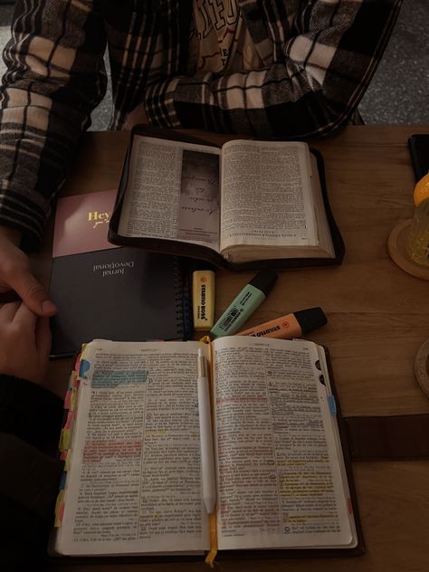 Bible Reading With Boyfriend, Connection With God Aesthetic, Reading Bible Couple, Bible Study Aesthetic With Boyfriend, Building Relationship With God Aesthetic, Couple Praying Together Aesthetic, Image Aesthetic Couple, Studying With Boyfriend Aesthetic, Getting Closer To God Aesthetic Pictures