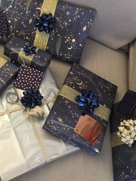 Navy blue gold and silver Cosmic star sky gift wrapping idea with ribbons and bows Blue Christmas Presents, Blue And Brown Christmas Decor, Blue Gift Wrapping Ideas, Navy Blue Gift Wrapping, Navy Gift Wrapping, Blue And Gold Gift Wrapping, Blue Christmas Gift Wrap, Blue Gift Basket, Blue Wrapping Paper Christmas