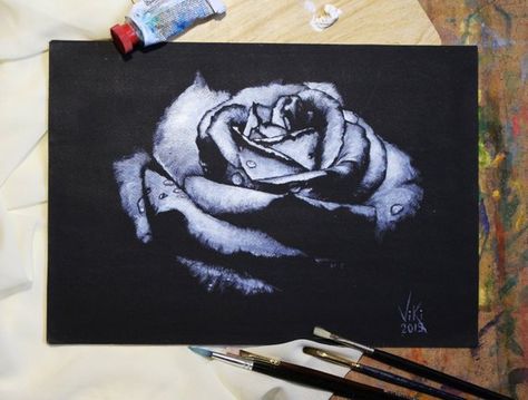 Cute Black Paintings, Black Rose Painting, Black And White Painting Acrylic, Black Rose Art, Reverse Drawing, Black Rose Watercolor, Black Rose Painting Acrylic, Rose Reference Black And Grey, Rose Black And White