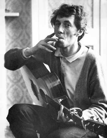 Scottish folk musician, Bert Jansch. Anne Briggs turned him on to the traditional, "Blackwaterside," which Led Zeppelin later adapted as "Black Mountain Side." I believe Jansch was a chronic drunk. Anne Briggs, Bert Jansch, Didion Quotes, Joan Didion Quotes, Brian Jones Rolling Stones, Musician Photos, Guitar Legends, Nick Drake, Folk Musician