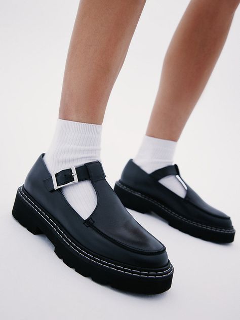 Loafers With Socks Women, Mary Jane Loafers, Fall 2023 Fashion Trends, Japan Outfits, Fall 2023 Fashion, Corporate Baddie, 2023 Fashion Trends, Shoes 2023, Shoe Gallery