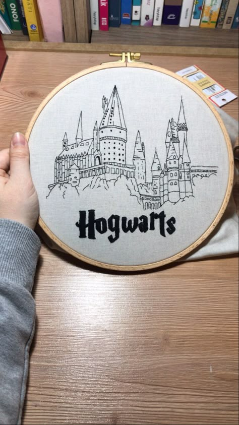 Harry Potter Embroidery Patterns Free, Hogwarts Embroidery, Embroidery Harry Potter, Castle Embroidery, Harry Potter Embroidery, Portrait Embroidery, Cushion Embroidery, Embroidery Wall Art, Diy Embroidery Designs