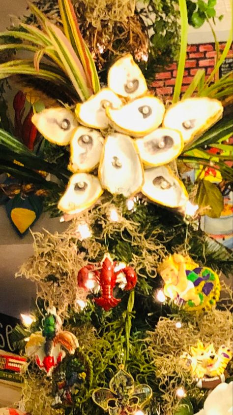 Louisiana Christmas Tree, Cajun Christmas Decorations, Unusual Crafts, Cajun Christmas, Louisiana Christmas, Louisiana Cajun, Crab Shells, Diy Christmas Tree Ornaments, Christmas Ornaments Homemade