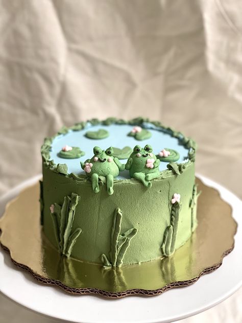 Frog Shaped Cake, Frog Pond Cake, Frog And Toad Cake, Pink And Green Cakes, Easy Frog Cake, Green And Purple Cake, Nature Birthday Cake, Forest Cake Design, Frog Birthday Cake