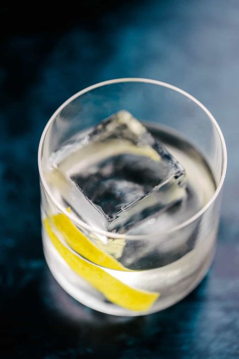 White Negroni Negroni Bianco, White Negroni, Negroni Cocktail Recipe, Popular Cocktail Recipes, Negroni Recipe, Negroni Cocktail, Italian Cocktails, Foo Foo, Lemon Water Benefits