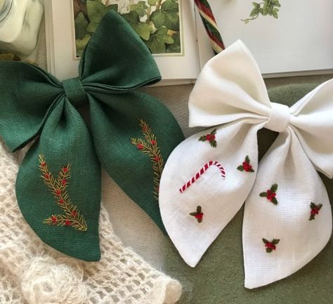 Embroidered Bows, Embroidered Accessories, Embroidered Hair Bows, Holiday Embroidery, Christmas Hair Accessories, Fancy Bows, Christmas Embroidery Patterns, Fabric Hair Bows, Christmas Hair Bows