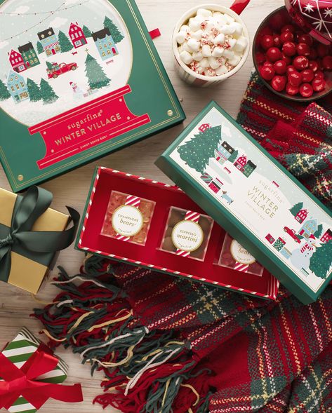 These festive holiday Candy Bento Boxes® by Sugarfina are at an exclusive price for a limited time! Panettone Packaging, Xmas Packaging, Xmas Hampers, Christmas Package, Merry Berry, Online Candy Store, Gourmet Candy, Remy Martin, Cranberry Cocktail