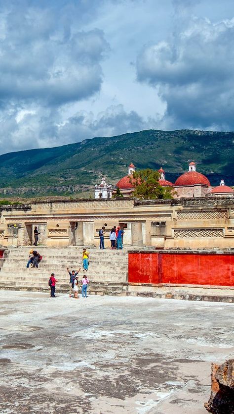 Las ruinas de Mitla, Oaxaca, México Ancient Mesoamerica, Traveling To Mexico, Beautiful Mexico, Mexico Trip, Useful Things, Mexico Beach, Cheap Flight, Cheap Flight Tickets, Flight Tickets