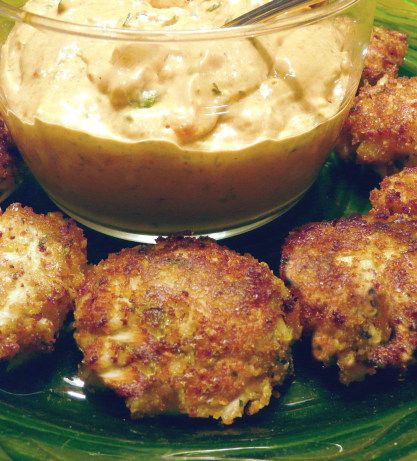 This is really an impressive appetizer.  The recipe is a little bit of work, but worth it!  From the book Gatherings And Celebrations from Burt Wolf. Romelaude Sauce Recipes, Romelaude Sauce, Roumalade Sauce, Remoulade Sauce Recipe, Mini Crab Cakes, Seafood Party, Impressive Appetizers, Dehydrated Foods, Remoulade Sauce