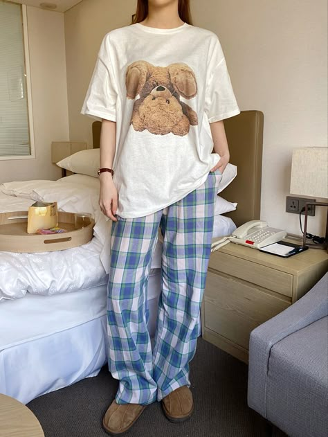 Plaid Pjs, Pajamas Aesthetic, Oversize Outfit, T Shirt Branca, Pajama Outfit, Plaid Pajama Pants, Pajama Outfits, Plaid Pant, Fashion Top Outfits