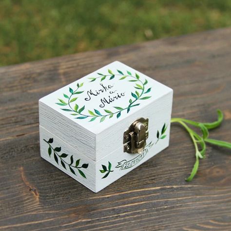 I like the shape of the box and design of it. Painting Ideas Vintage, Jewelry Box Painting, Jewelry Box Painting Ideas, Box Painting Ideas, Wooden Box Crafts, Whitewashed Oak, Wooden Box Diy, Box Painting, Decorative Wooden Boxes