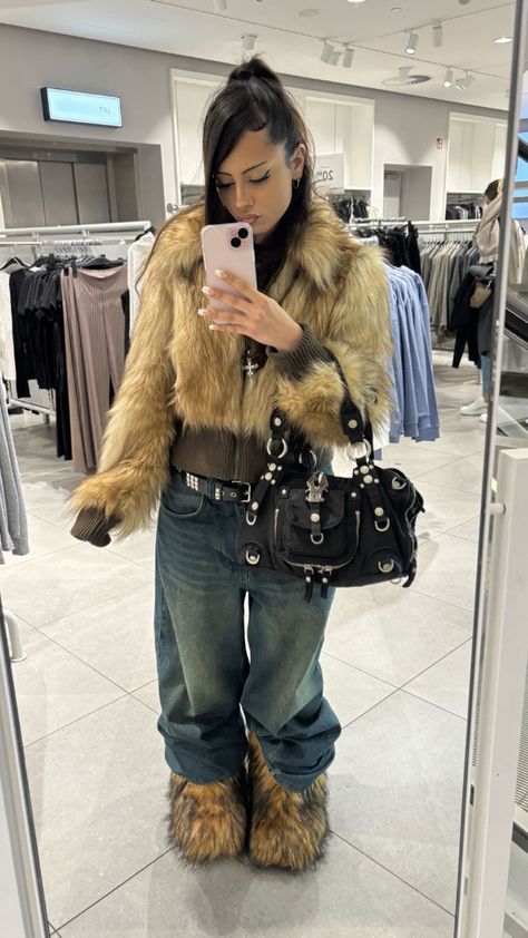 Y2k Fur Coat Outfit, Fur Coat 2000s, Outfit Ideas Winter Y2k, Y2k Outfit Winter, Russian Bimbocore Outfits, Winter Fits Y2k, Street Wear Winter Outfits, Ripped Jeans Outfit Winter, Archive Outfits