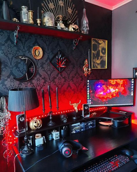 Gamer Goth Aesthetic, Cute Gaming Room Ideas, Spooky Pc Setup, Goth Gaming Setup Aesthetic, Witchy Computer Setup, Horror Themed Gaming Setup, Goth Computer Setup, Gamer Apartment Decor, Horror Pc Setup