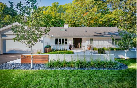 California Ranch Style Homes, Contemporary Ranch Home, Chicago Landscape, Modern Shades, Farmhouse Trends, Modern Front Yard, California Ranch, Vertical Siding, Front Yard Design